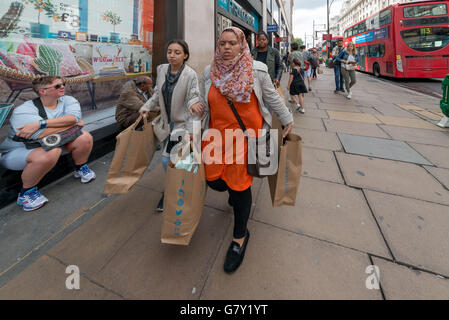 London, UK. 27th June, 2016. Summer sales starts on high street in London attracting thousands of shoppers every day. © Velar Grant/ZUMA Wire/Alamy Live News Stock Photo