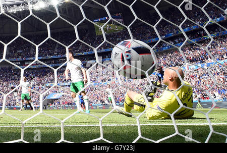 Lyon, France. 26th June, 2016. Antoine Griezmann (not pictured) of France scores a goal against goalkeeper Darren Randolph of Ireland during the UEFA EURO 2016 Round of 16 soccer match between France and Ireland at the Stade de Lyon in Lyon, France, 26 June 2016. Photo: Federico Gambarini/dpa/Alamy Live News Stock Photo