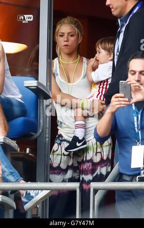 Paris, France. 27th June, 2016. Singer and pop- star Shakira, wife of spanish player Gerard Pique with their children Milan and Sasha, sad and frustrated cause the spanish team lost, with Gerard Pique's parents, Joan Pique and Montserrat Bernabeu, VIP, celebrity ITALY - SPAIN 2-0 Best of 16 ,Football European Championships EURO at  27th of June, 2016 in Paris, Stade de France, France. Fussball, Nationalteam, Italien Spanien, Achtelfinale  Credit:  Peter Schatz / Alamy Live News Stock Photo