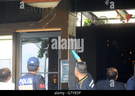 Puchong. 28th June, 2016. Policemen inspect the explosion site in Puchong, Malaysia, June 28, 2016. At least eight people were injured in the explosion in Puchong early Tuesday. A consular officer of the Chinese Embassy in Malaysia confirmed to Xinhua that one of the wounded was a Chinese national, and had been hospitalized after the explosion. Credit:  Xinhua/Alamy Live News Stock Photo