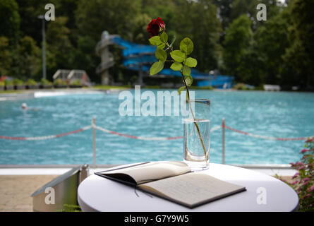 Schwaebisch Gmuend, Germany. 28th June, 2016. A book of condolence and a red rose for Bud Spencer at the open air pool in Schwaebisch Gmuend, Germany, 28 June 2016. The visitors of the public pool named after Italian actor Carlo Pedersoli (also known as Bud Spencer) commemorate him after his death. PHOTO: JAN-PHILIPP STROBEL/dpa/Alamy Live News Stock Photo