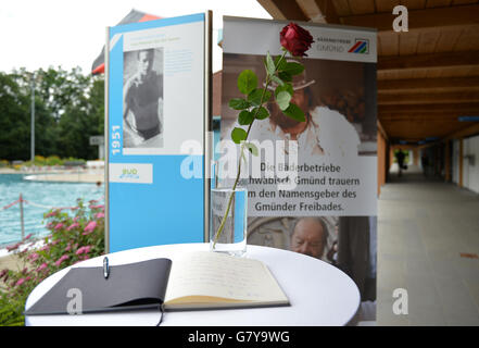 Schwaebisch Gmuend, Germany. 28th June, 2016. A book of condolence and a red rose for Bud Spencer at the open air pool in Schwaebisch Gmuend, Germany, 28 June 2016. The visitors of the public pool named after Italian actor Carlo Pedersoli (also known as Bud Spencer) commemorate him after his death. PHOTO: JAN-PHILIPP STROBEL/dpa/Alamy Live News Stock Photo