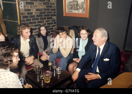 Edward Heath talks with Young Conservatives in his Sidcup constituency on the eve of the General Election. Stock Photo