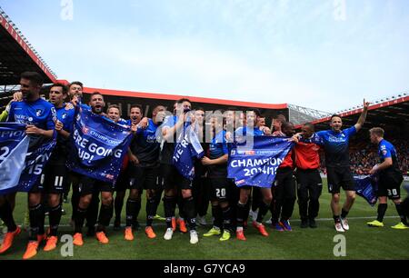 Soccer - Sky Bet Championship - Charlton Athletic v AFC Bournemouth - The Valley. Bournemouth players celebrate winning the Sky Bet Championship at The Valley, London. Stock Photo