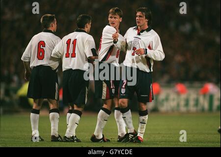 (right-left) David Beckham, Teddy Sheringham, Robert Lee and Graeme Le Saux line up in England's wall Stock Photo
