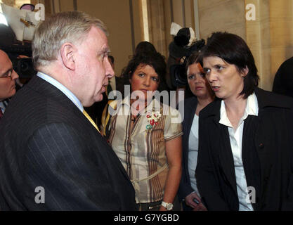 The Secretary of State for Northern Ireland, Paul Murphy, meeting with the sisters of murdered man Robert McCartney at the Northern Ireland Bureau reception for St Patrick's Day at Capitol Hill Stock Photo