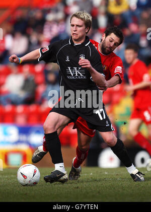 Barnsley's Nick Roe (front) battles with Bristol City's Tommy Doherty Stock Photo