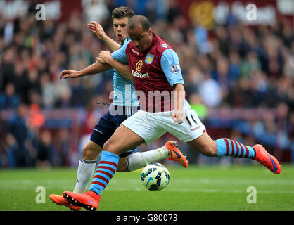 West Ham United's Aaron Cresswell (left) and Aston Villa's Gabriel Agbonlahor in action during the Barclays Premier League match at Villa Park, Birmingham. Stock Photo