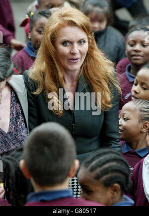 The Duchess of York - Springboard for Children - Oliver Goldsmith School - Peckham. The Duchess of York is surrounded by pupils. Stock Photo