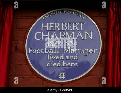 An English Heritage blue plaque unveiled to commemorate Herbert Chapman (1878-1934) the legendary Arsenal Football Club manager who lived in the house for 8 years until his death. Stock Photo