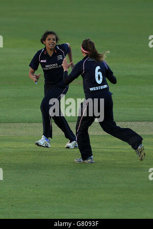 Cricket - Pemberton Greenish London Cup - T20 - Surrey Women v Middlesex Women - Kia Oval. Middlesex Women's Sophia Dunkley (left) celebrates a wicket Stock Photo