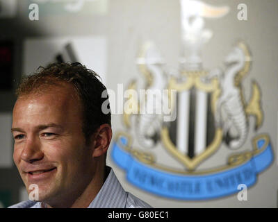 Newcastle United captain Alan Shearer talks to the media. Shearer confirmed he will postpone his retirement and continue playing next season. Stock Photo