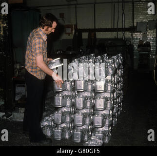 Tony Weaver placing crankcases on the assembly line at Norton Villiers Triumph Motorcycle factory in Meridan, West Midlands. Stock Photo