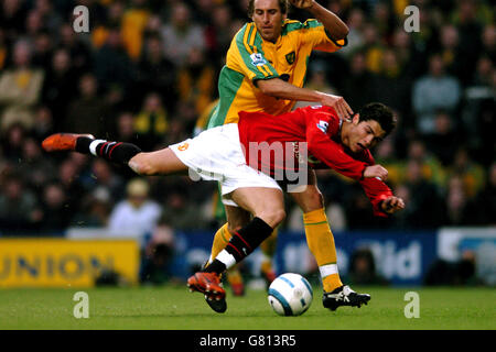 Norwich City's Darren Huckerby battles with Manchester United's Cristiano Ronaldo Stock Photo