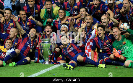 Barcelona's Javier Mascherano (left), Lionel Messi (centre left), Neymar (centre) and Luis Suarez (front right) celebrate with team-mates and the trophy Stock Photo