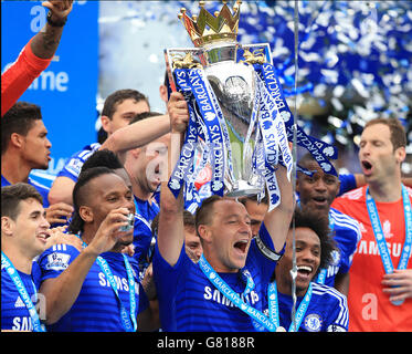 (Left to right) Chelsea's Oscar, Didier Drogba, John Terry, Willian, Ramires and Peter Cech celebrate with the Premier League trophy after the Barclays Premier League match at Stamford Bridge, London. PRESS ASSOCIATION Photo. Picture date: Sunday May 24, 2015. See PA story SOCCER Chelsea. Photo credit should read: Mike Egerton/PA Wire. Stock Photo