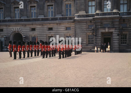 The Changing of the Guard at Buckingham Palace, watched by Jackie Kennedy and her children. Stock Photo