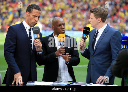 BT Sport presenter Jake Humphrey (right) with pundits Rio Ferdinand (left) and Ian Wright before the FA Cup Final at Wembley Stadium, London. PRESS ASSOCIATION Photo. Picture date: Saturday May 30, 2015. See PA Story SOCCER FA Cup. Photo credit should read: Nick Potts/PA Wire. No use with unofficial audio, video, data, fixture Stock Photo