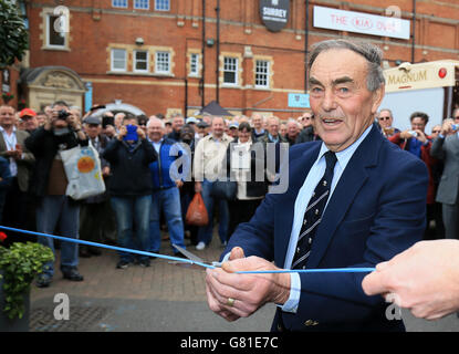 John Edrich cuts the ribbon to open the gate named after himself at the Pavilion End of the ground during the tea interval between Surrey and Lancashire. Stock Photo