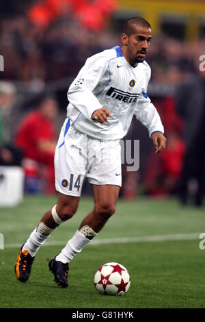 Soccer - UEFA Champions League - Quarter Final - First Leg - AC Milan v Inter Milan - Giuseppe Meazza. Juan Sebastian Veron, Inter Milan Stock Photo