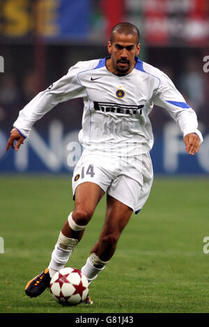 Soccer - UEFA Champions League - Quarter Final - First Leg - AC Milan v Inter Milan - Giuseppe Meazza. Juan Sebastian Veron, Inter Milan Stock Photo