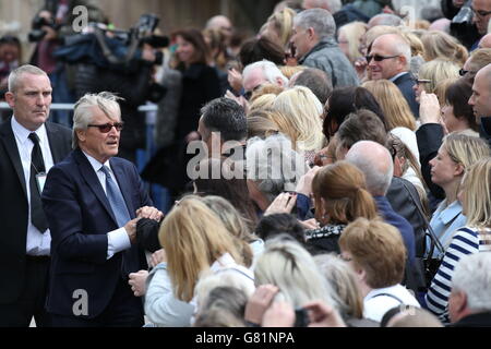 William Roache speaks to the waiting crowd following the memorial service for Coronation Street star Anne Kirkbride at Manchester Cathedral. Stock Photo