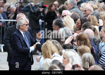 William Roache speaks to the waiting crowd following the memorial service for Coronation Street star Anne Kirkbride at Manchester Cathedral. Stock Photo