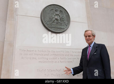 The 9th Duke of Wellington unveils a memorial in honour of the thousands of soldiers who fought and died in the Battle of Waterloo at Waterloo Station, London, to mark the event's 200th anniversary. Stock Photo