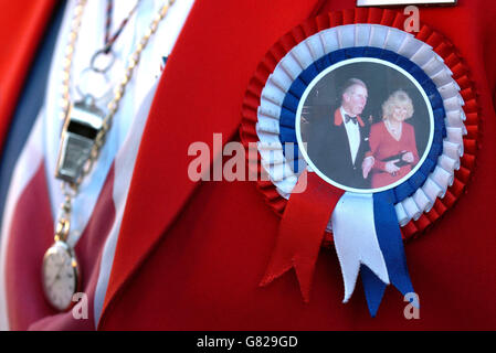 Royal well-wisher Ray Egan, aka John Bull, from Birmingham enjoys the early atmosphere as crowds gather opposite the Guildhall Stock Photo