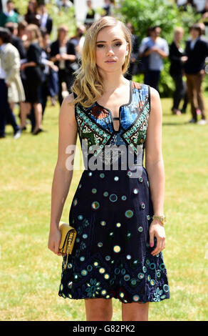 Suki Waterhouse arrives for the Burberry Prorsum Men's Fashion Show as part of the London Collections: Men SS16 collection, held at Perks Field, Kensington Gardens, London. PRESS ASSOCIATION Photo. Picture date: Monday June 15, 2015. Photo credit should read: Ian West/PA Wire Stock Photo