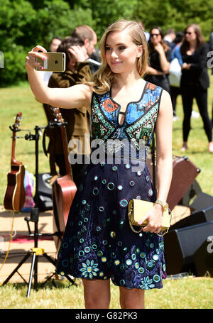 Suki Waterhouse takes a selfie as she arrives for the Burberry Prorsum Men's Fashion Show as part of the London Collections: Men SS16 collection, held at Perks Field, Kensington Gardens, London. PRESS ASSOCIATION Photo. Picture date: Monday June 15, 2015. Photo credit should read: Ian West/PA Wire Stock Photo