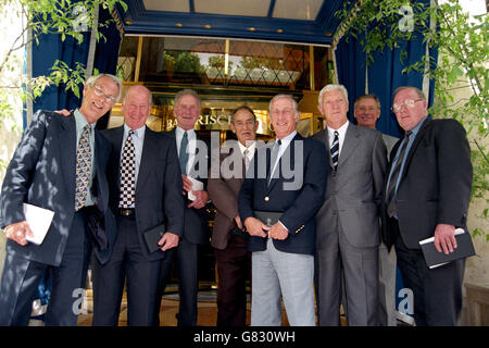 Sir Bobby Charlton (2nd Left) with the seven other survivors of the 1958 Munich Air Crash. Ken Morgans, Harry Gregg , Jackie Blanchflower, Dennis Viollet, Bill Foulkes, Ray Wood, Albert Scanlon Stock Photo
