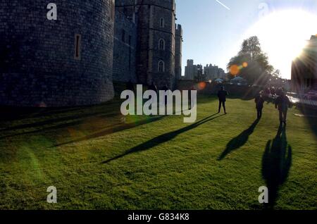 A police search team walk into the early morning sun along Castle Hill near to the main entrance of Windsor Castle. Stock Photo