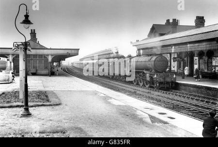 The low canopy building of Retford station on the East Coast Main Line is host to Gresley V2 Class 2-6-2 No.60850. Stock Photo