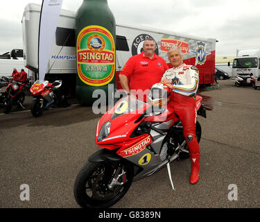 World champion motorcycle racer Giacomo Agostini with Dave Tyson (left) team manager of the Tsingtao MV Agusta race team during the British Superbike series at Snetterton Circuit, Norwich, Norfolk. Stock Photo