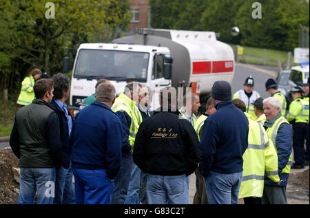 Fuel Protest - Exxon Mobil Fuel Refinery - Fawley Stock Photo - Alamy