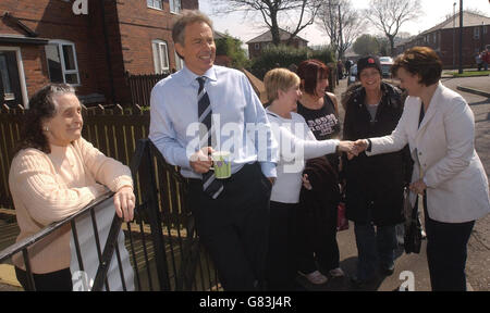 General Election Campaign 2005 - Labour - Turf Hill Estate. Britain's Prime Minister Tony Blair meets residents. Stock Photo