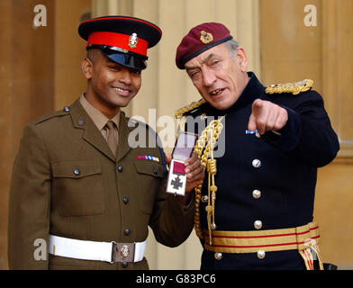Iraq war hero Private Johnson Beharry with his Victoria Cross and General Sir Mike Jackson. Stock Photo