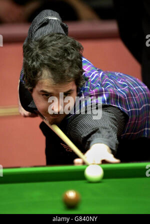 Snooker - Embassy World Championship 2005 - Second Round - Stephen Hendry v Anthony Hamilton - The Crucible Stock Photo