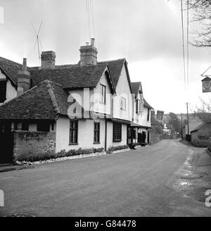 The Olde Bell inn in the village of Hurley, Berkshire. Built in 1135, th sinn was at one time the guest house of a monastery. Stock Photo