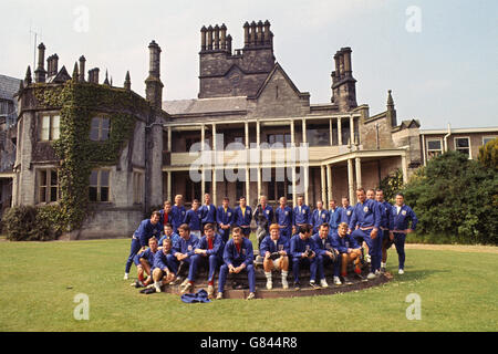 The possible members of England's World Cup squad gather around a fountain at Lilleshall: (standing, l-r) John Connelly, Gordon Milne, Bobby Moore (back), Ian Callaghan, Jack Charlton, Peter Bonetti, Gordon Banks, Ron Flowers, Bobby Charlton, Jimmy Armfield, Nobby Stiles, trainer Les Cocker, coach Wilf McGuinness, Norman Hunter, trainer Harold Shepherdson, Gerry Byrne, George Cohen, Ron Springett; (sitting, l-r) Peter Thompson, Johnny Byrne, George Eastham, Geoff Hurst, Martin Peters, Keith Newton, Alan Ball, Terry Paine, Jimmy Greaves and Roger Hunt. Stock Photo