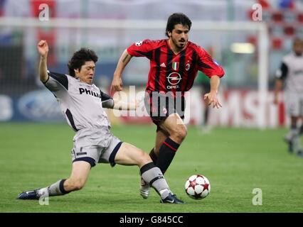 Soccer - UEFA Champions League - Semi-Final - First Leg - AC Milan v PSV Eindhoven - Giuseppe Meazza. AC Milan's Gennaro Gattuso gets away from PSV Eindhoven's Ji-Sung Park Stock Photo