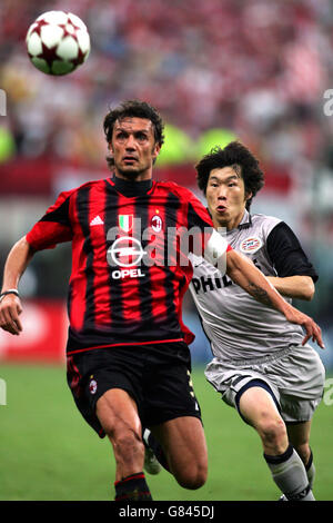 Soccer - UEFA Champions League - Semi-Final - First Leg - AC Milan v PSV Eindhoven - Giuseppe Meazza. AC Milan's Paolo Maldini keeps PSV Eindhoven's Ji-Sung Park at bay Stock Photo