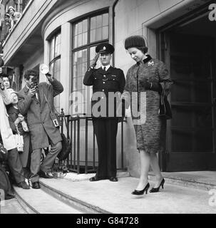 Queen Elizabeth II leaves the King Edward VII Hospital in Marylebone, after her meeting with Harold Macmillan at his bedside, where she asked his advice on who should be Britain's new Prime Minister. The Queen had gone to the hospital after Macmillan's letter of resignation had been delivered to her at Buckingham Palace. Stock Photo