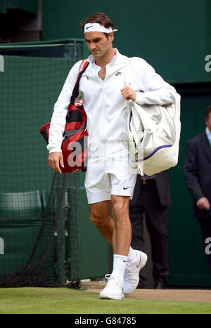 Roger Federer walks onto court ahead of his match against Sam Querrey on day Four of the Wimbledon Championships at the All England Lawn Tennis and Croquet Club, Wimbledon. Stock Photo