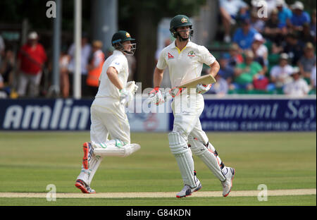 Cricket - Tour Match - Essex v Australia - The Essex County Ground. Australia batsman Shaun Marsh runs with Peter Nevill (left) during tour match at the Essex County Ground, Chelmsford. Stock Photo