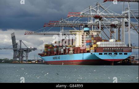 Containers are craned off a Maersk Line container ship docked at the DP World Southampton Container Terminal Stock Photo