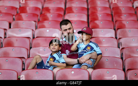 Soccer - UEFA Europa League - Qualfiying - First Round - First Leg - West Ham United v FC Lusitanos - Upton Park. General view of West Ham fan before the UEFA Europa League first round qualifying match at Upton Park, London. Stock Photo
