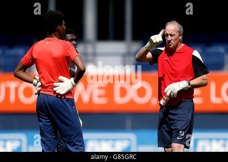 Soccer - Pre Season Friendly - Luton Town v Coventry City - Kenilworth Road Stadium. Coventry City goalkeeper coach Steve Ogrizovic talks to players during the warm up. Stock Photo