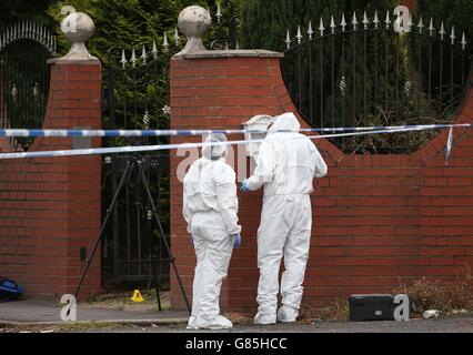 Prime Minister David Cameron (3rd left) visits a looted Lidl supermarket in  Salford Stock Photo - Alamy